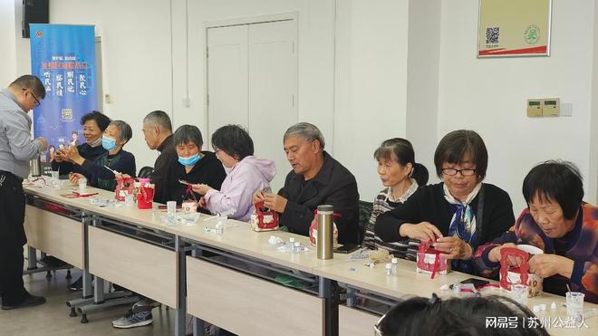 余香——新城二社区立冬关爱老人乐龄活动j9九游真人游戏第一平台冬日暖情 手有(图2)